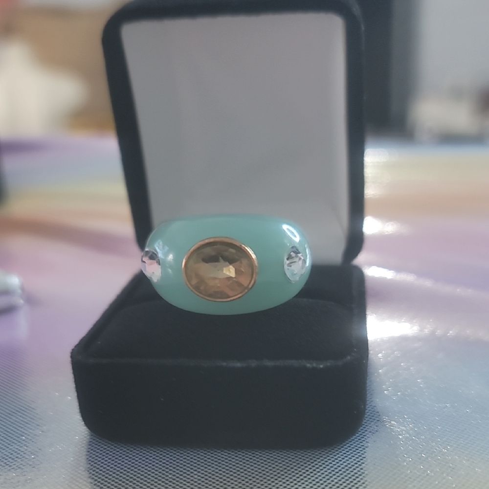 Elegant Gold and Green Women's Ring